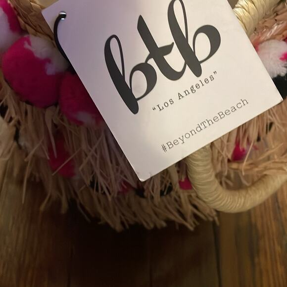 BTB Raffia Straw Round Pom Pom Bucket Bag New - Picture 8 of 8